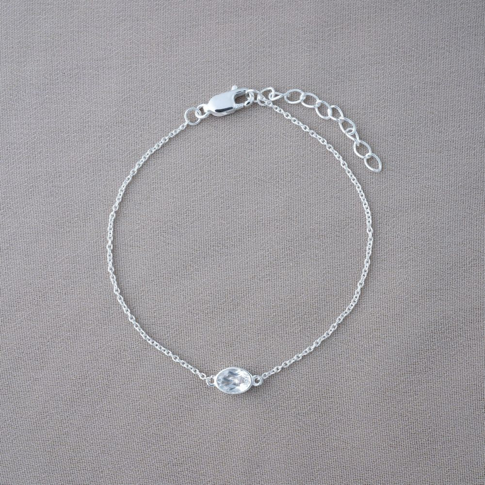 Crystal bracelet with Clear Quartz in silver. Bracelet with Clear Quartz which is the birthstone of April.