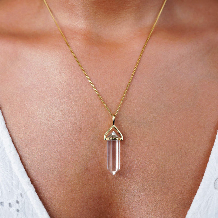  Necklace with Clear Quartz which is a healing stone and which amplifies energies. Jewelry with Clear Quart in point shape with gold details.