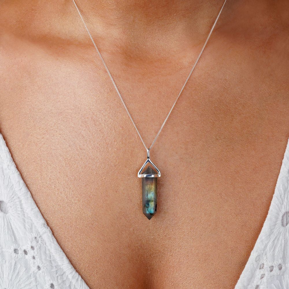 Jewelry with Labradorite crystal in the form of a point to wear in a necklace. Crystal jewelry with Labradorite that has a magical shimmer.