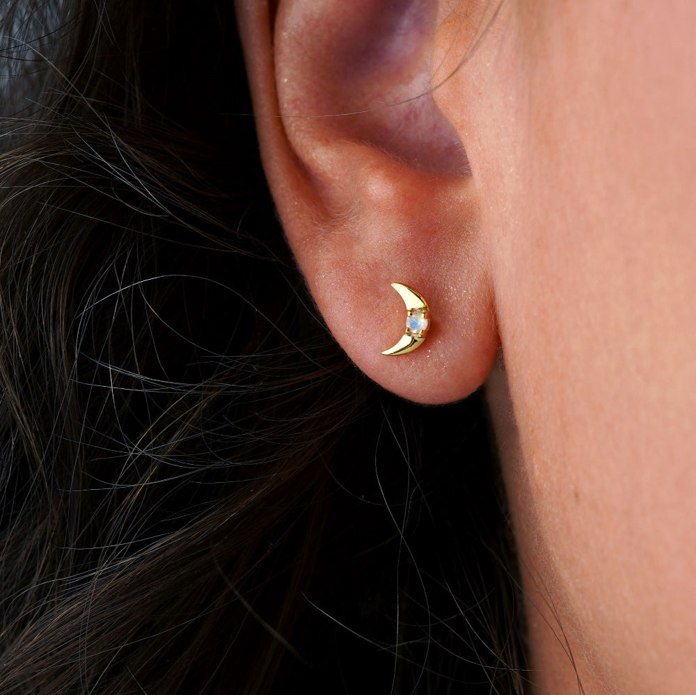 Moon earrings in stud model with crystal Rainbow moonstone. Gold earrings with moon and the crystal Moonstone.