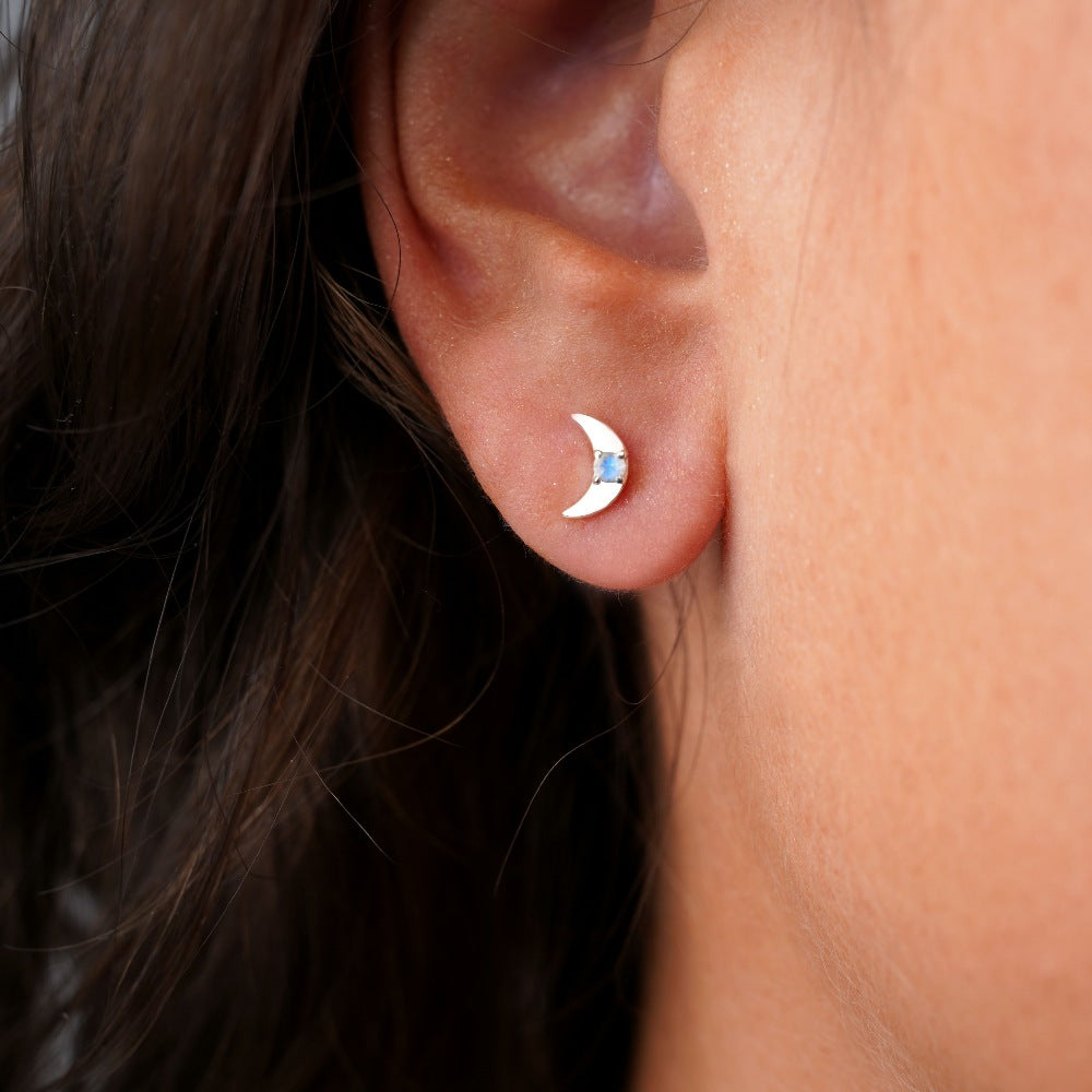 Moon earrings with crystal Rainbow Moonstone, the birthstone of June. Crystal earrings with Moonstone in the shape of a crescent in sterling silver 925.