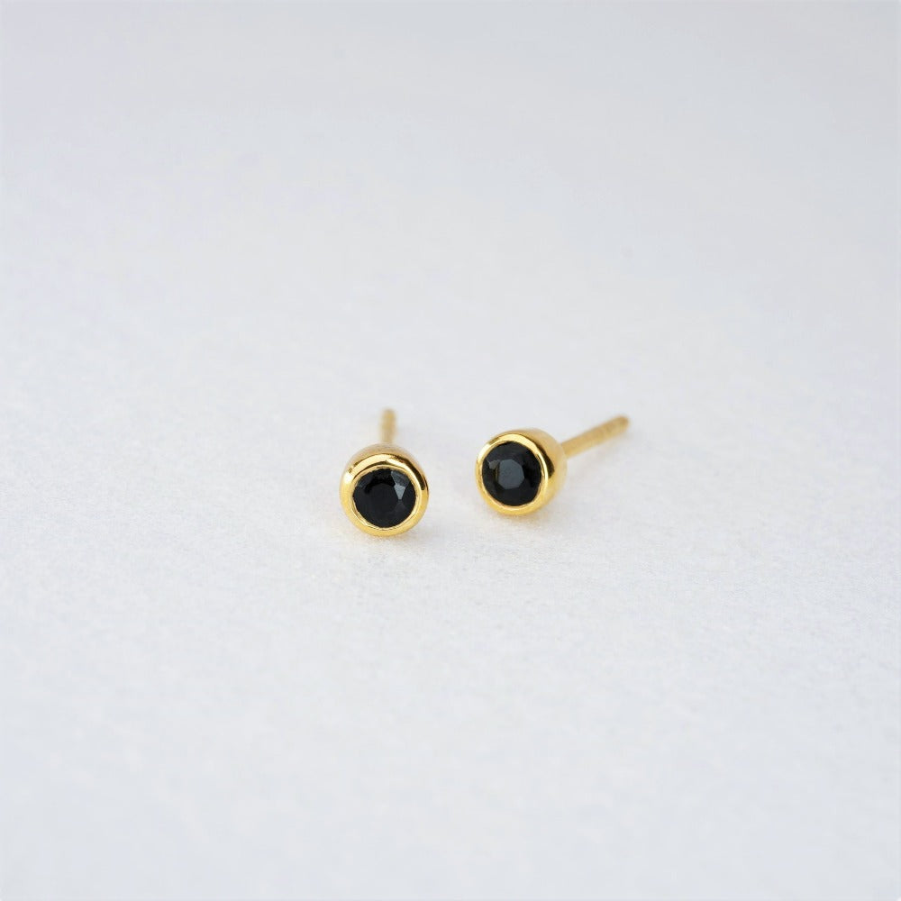  Onyx earrings in gold. Modern crystal earrings with Onyx in gold.