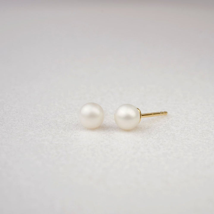 Modern earrings with freshwater pearl in gold vermeil. Earrings with pearl in gold.