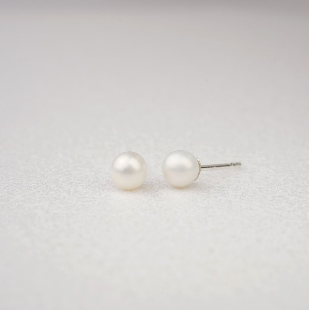 Stud earrings with Freshwater Pearl in sterling silver. Pearl earrings in silver.