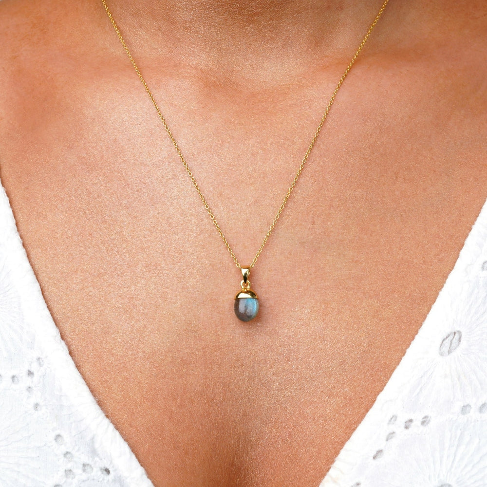 Labradorite necklace in gold which is a magical gemstone. Jewelry with the magical crystal Labradorite.
