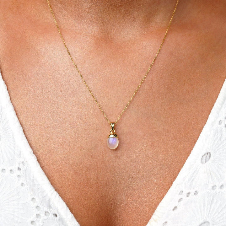 Necklace in gold with Moonstone, the birthstone of June. Crystal jewelry with a beautiful Rainbow Moonstone to wear as a necklace in gold.
