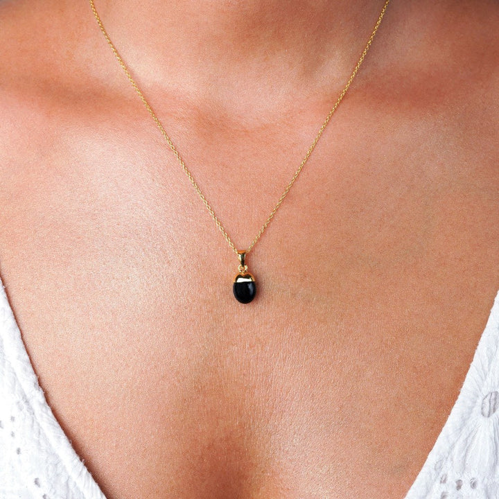 Jewelry with Onyx in gold to wear as a necklace, Crystal jewelry with black onyx which is the birthstone of July.