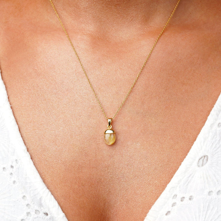 Necklace with Rutile Quartz that stands for passion. Jewelry with Rutile quartz in gold to wear as a necklace.