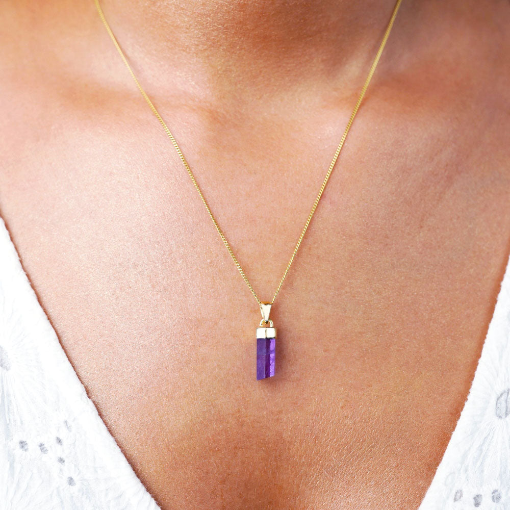 Necklace with purple gemstone Amethyst point. Gold necklace with Amethyst gemstone with gold details, like a amulet against negative energies.